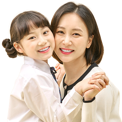 서로 안고 웃는 엄마와 딸