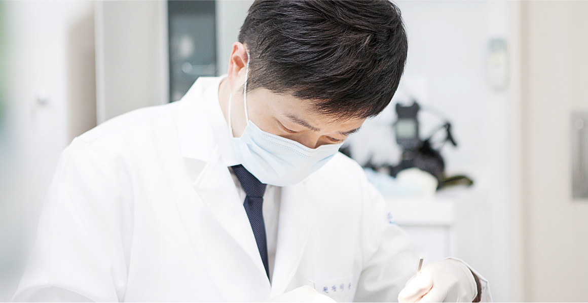 진료 중인 이상준 대표원장